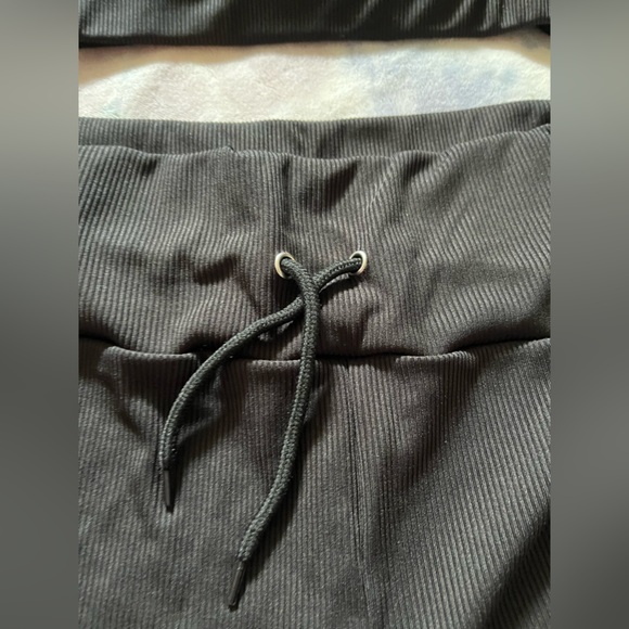 Rib-Knit Cap Sleeve Zipper Crop Top & Black Wide Waist Drawstring Shorts Set - Picture 6 of 11